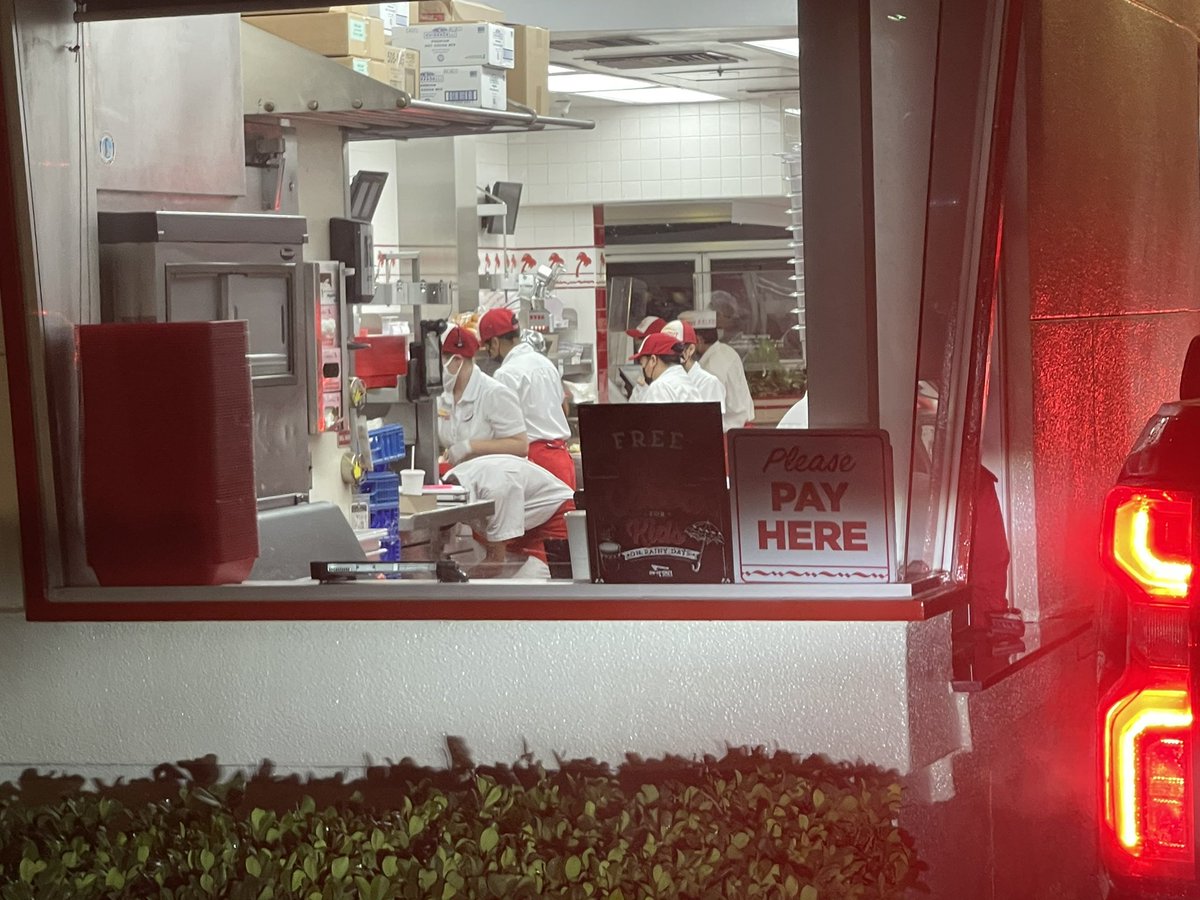 bobyosh's tweet photo. 昨夜は
　#InNOutBurger の
　　#DoubleDouble 🍔

LAX空港
オーストラリアからの
　お客様が　
#インアンドアウト　の
　#ハンバーガー を
　食べてみたいから寄ってと

なんでもどーぞ
　と言われ
　　遠慮なく

#バニラシェイク と
　#フライドポテト🍟 の
コンボを

　#奢ってもらいました 🥰 https://t.co/9B3EvWrEyL