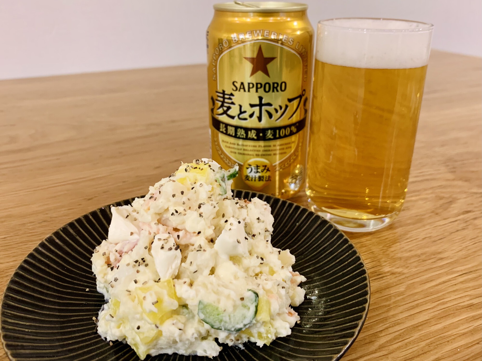 麦とホップ 公式 推しツマ紹介中 本日は21年最後の 推しツマ ご紹介 予定 悩みましたが 冷蔵庫に入っていたものに一工夫 バル風ポテサラ ポテトサラダに クリームチーズと刻んだたくあんを入れて混ぜる 黒コショウをたっぷりかけて完成