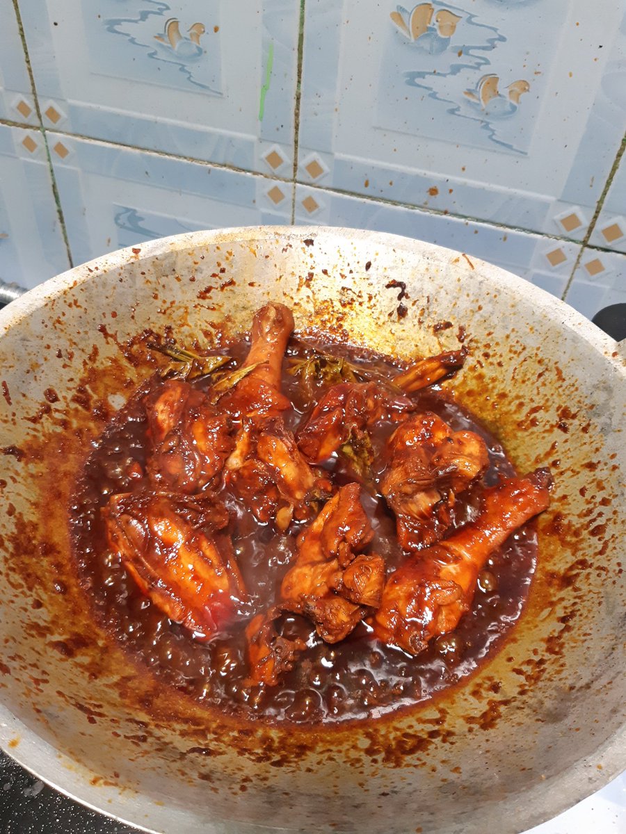 FFOODFESS's tweet photo. Fess mau resep ungkep ayam bakar yg enak cuma pake bumbu instan gakk? https://t.co/4v1fjfsVK5