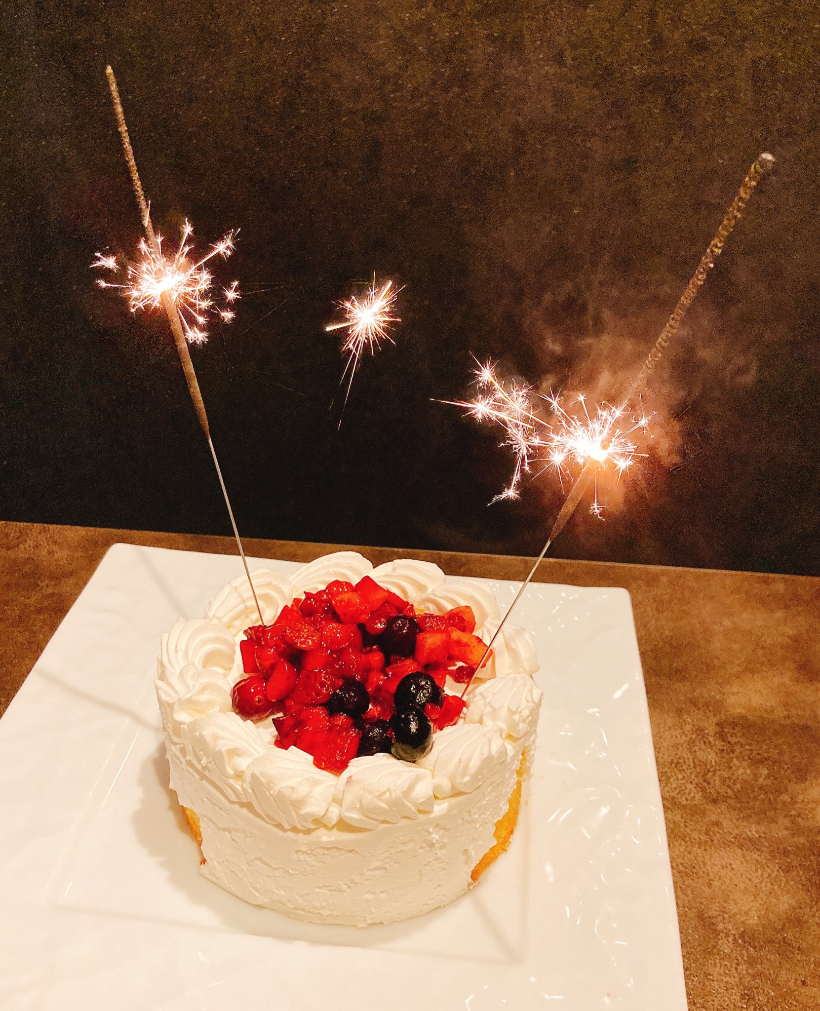 Moeka おやすみ中 Rt Nezumime Risuka 原稿中だけどケーキ食べに付き合ってもらって 祝ってもろた ケーキは花火が長すぎたよw ありがとう T Co Rnafanpkgs Twitter