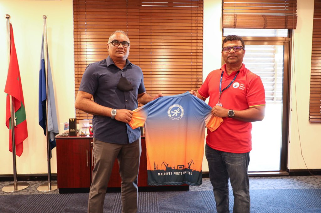 Portmv's tweet photo. #PortSafetyWeek & #SafetyRun t-shirt was handed over to IAS MD @MohamedMihad by CEO Shahid Ali. We thank Mr Mihad for participating in #PortSafetyWeekRun. https://t.co/t88dob2AKw