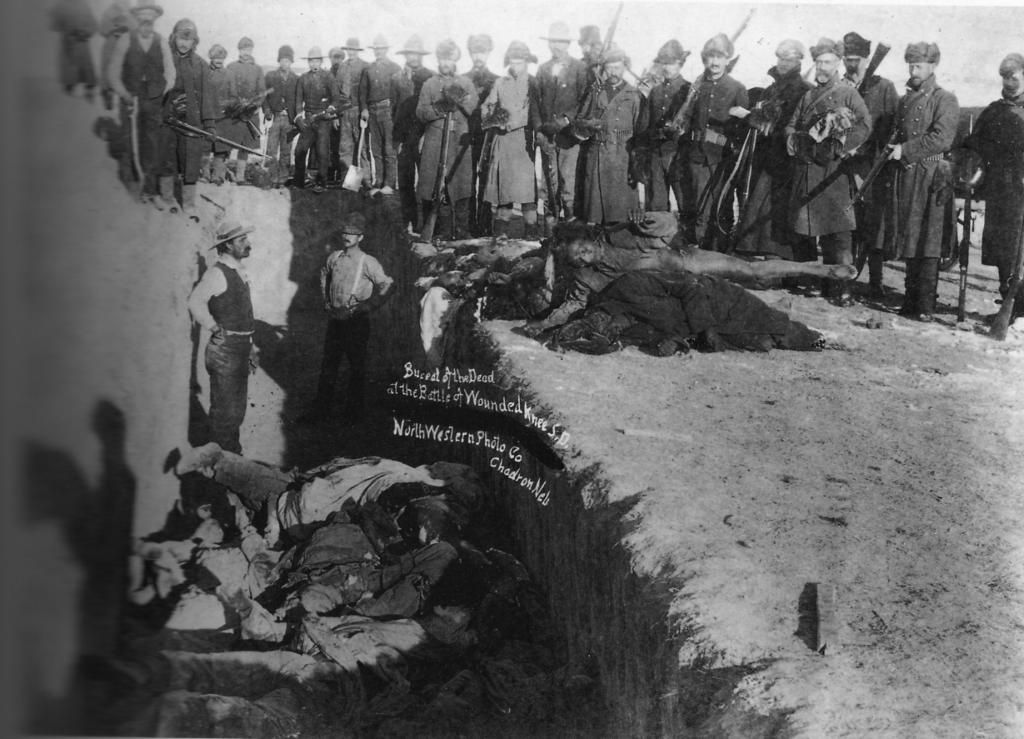 De (bevroren) lijken van gesneuvelde of vermoorde Lakota worden in een massagraf gegooid.