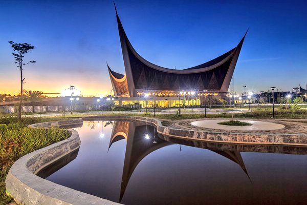 GunRomli's tweet photo. Arsitektur khas Sumbar, tanpa kubah bulat &amp; manara, kereeeen 👍👍 gak ada yg nyerang kurang "Islami" kan? 

Masjid Raya Sumatera Barat, Punya Desain Unik hingga Terpilih Jadi yang Terbaik di Dunia https://t.co/mI4L0pfyQ4 https://t.co/R7j0eekxjc