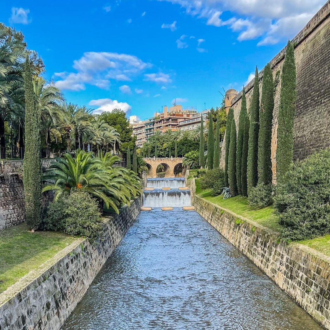 Desviado en 1613 para que no atravesase el casco histórico de la ciudad, el Torrent de Sa Riera discurre hoy entre un bello parque y las antiguas murallas de Palma. Pasear por sus alrededores hacia su desembocadura en la Bahía es todo un planazo🌳🤗#VISITPALMA
📷glamglitzglobal
