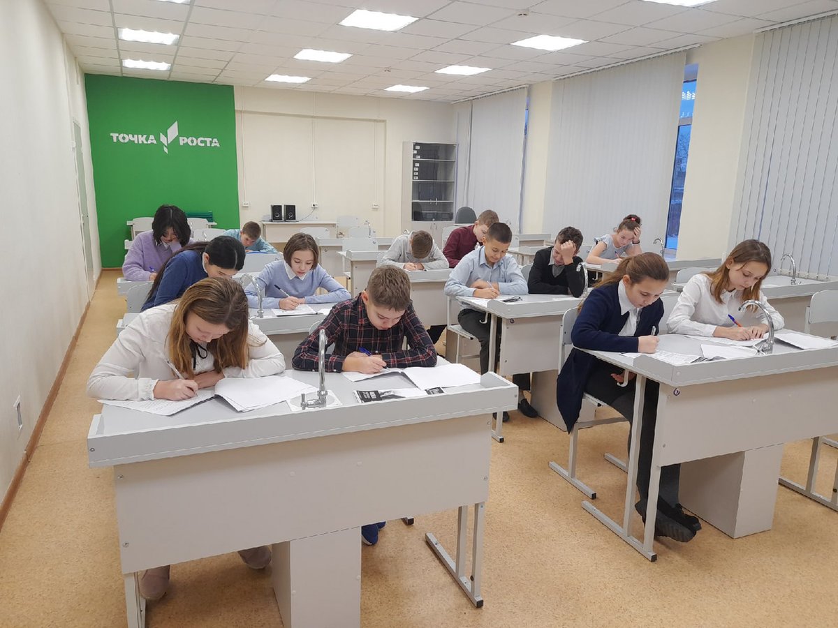 IgnatowaJ's tweet photo. В честь 310-летия со дня рождения великого ученого М.В.Ломоносова Академия Минпросвещения России в декабре проводят лабораторную работу "Универсалиум". Учащиеся ГБОУ СОШ с.Черноречье с интересом выполнили задания по физике, химии и биологии! https://t.co/qzCc0vJw2V