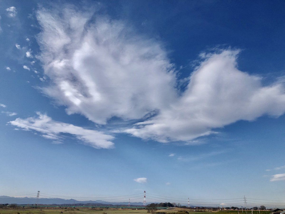 大掃除を終えて、今年を振り返りながら、近所を流れる荒川の土手を歩きました。 またしても、怪獣ラドンが出現しました。 おかげさまでいい一年でした。 ＃散歩 ＃埼玉 ＃鴻巣 ＃荒川 ＃空 ＃虹色の