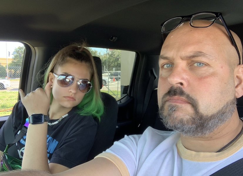 Jan ➡️ Dec
Featuring my dad 
Same sunglasses 26 pounds less