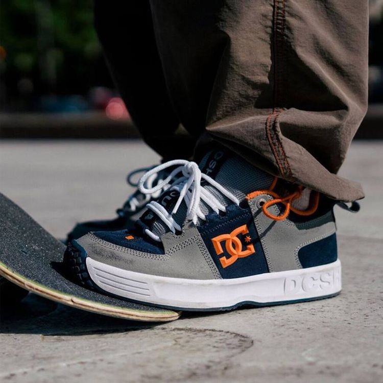 CvrltonK's tweet photo. C’est une palle copie de la #DcShoes https://t.co/R90a6RD5PO