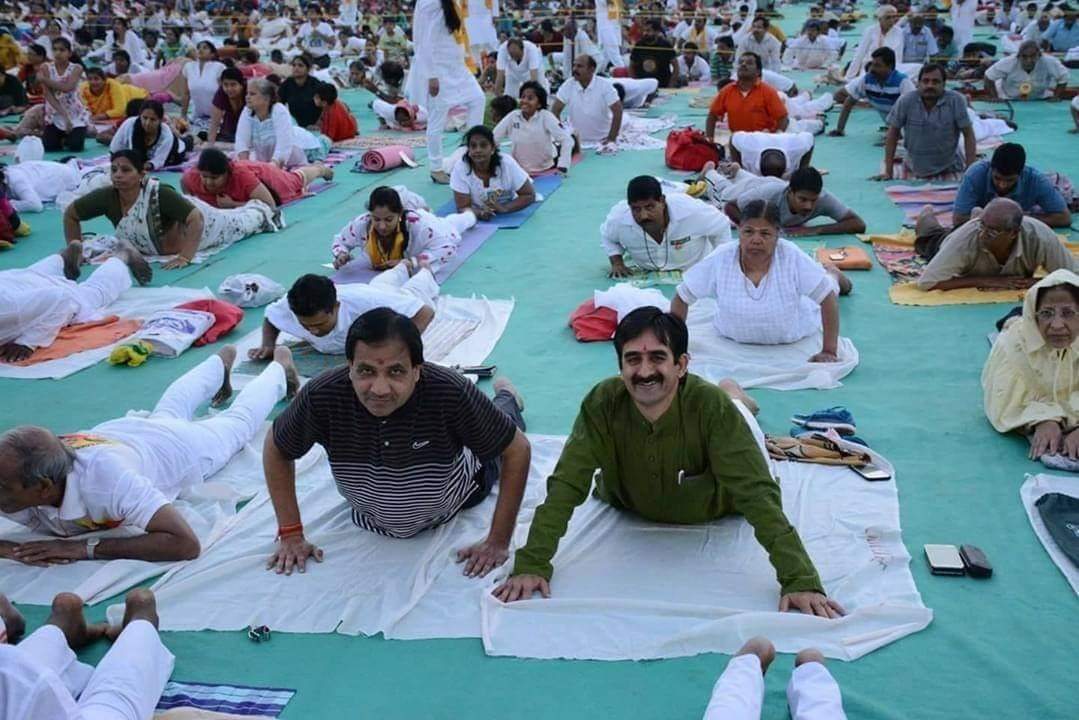 आज़ादी के अमृत महोत्सव के उपलक्ष में आयोजित 75 करोड़ सूर्य नमस्कार अभियान को #केन्द्रीय_उर्वरक_एवं_रसायन मंत्री आदरणीय #भगवंत_खूबा जी ने #भुजंगासन कर अपनी सहभागिता एवं समर्थन प्रदान किया <a href="/swabhimani1/">Shifted to @drjaideeparya</a>
@yogasanaindia
@yogasanaindia
<a href="/rakesh_bstpyp/">भारत</a>
<a href="/UditSheth/">उदित UDIT</a> 75suryanamaskar.com