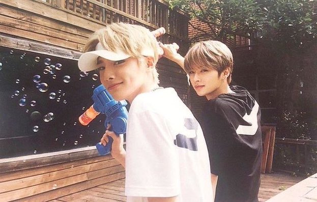 1025LIN0's tweet photo. im obsessed with this photo of jeongin and lee know https://t.co/lgLomNwgpp