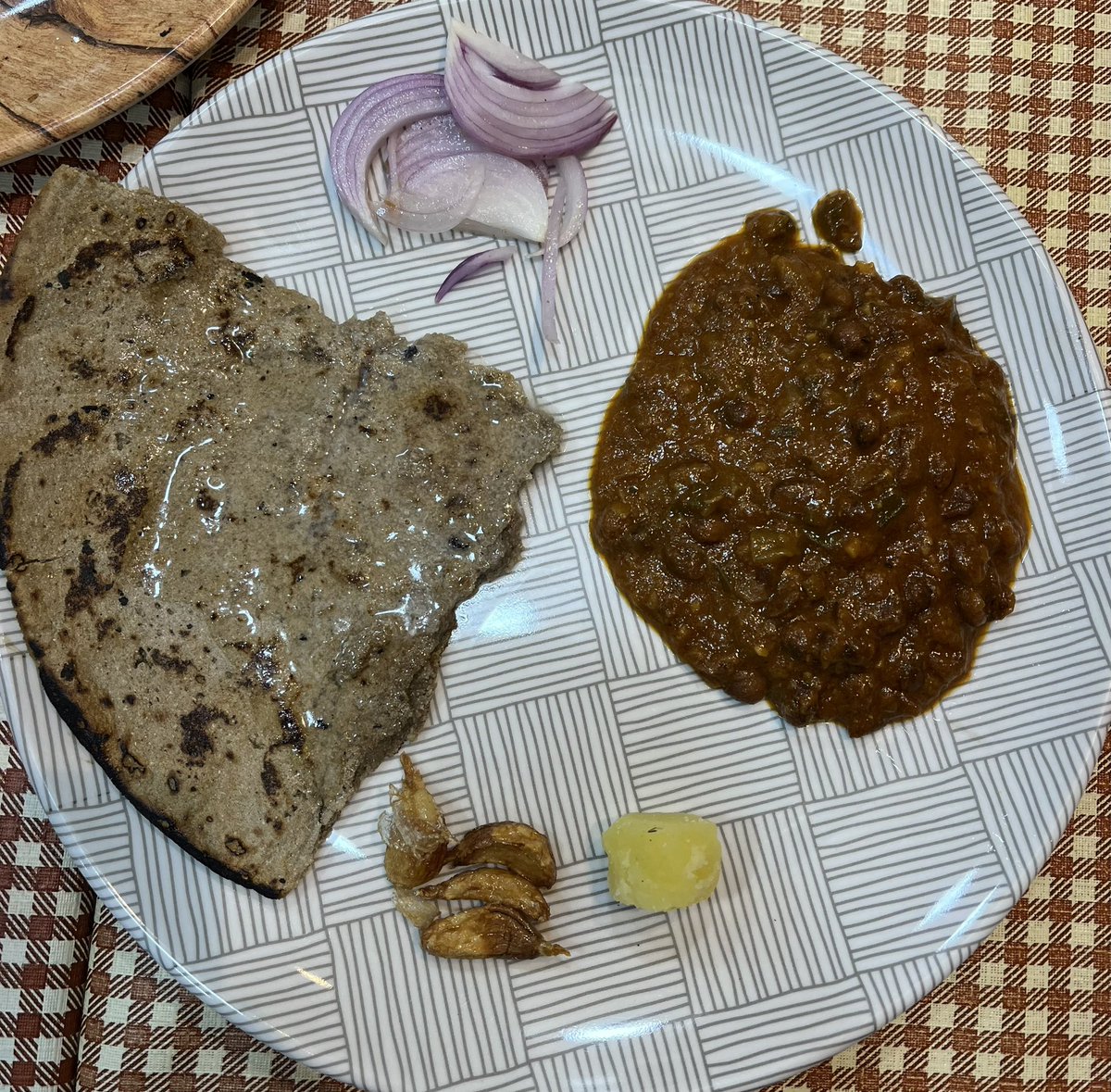 rakeshchaki's tweet photo. One Can not Say No to this delicious , less oily , perfectly cooked with enough mAsalas #TuverTotha and Bread or Bajri Rotlo at Thaltej Totha with dollops of white Makhhan. 

#JorrFood 
#WinterDelicacy https://t.co/BLRwmRkNmh