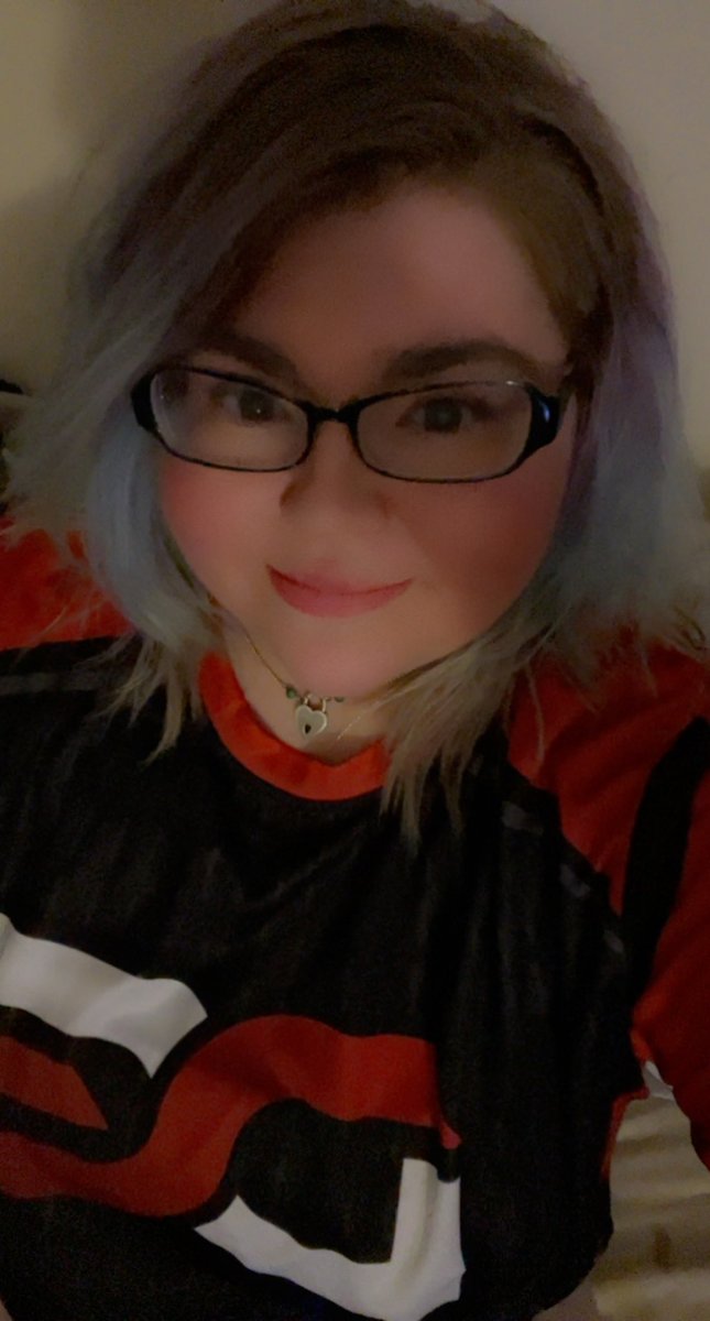 BarelyBeagle's tweet photo. Oh look feeling comfy in that @TeamDevise_ jersey. Devise Sweetheart always. Love you guys! Best family ever! ❤️ https://t.co/1etnrzvztt