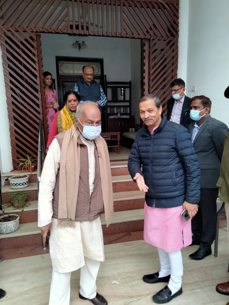 आज दमोह में पूर्व वित्त मंत्री श्री <a href="/jayant_malaiya/">Jayant Malaiya</a> जी के निज निवास पहुंचकर सौजन्य भेंट की।

इस दौरान उनके परिवारजनों से भी मुलाकात कर कुशलक्षेम जाना।
