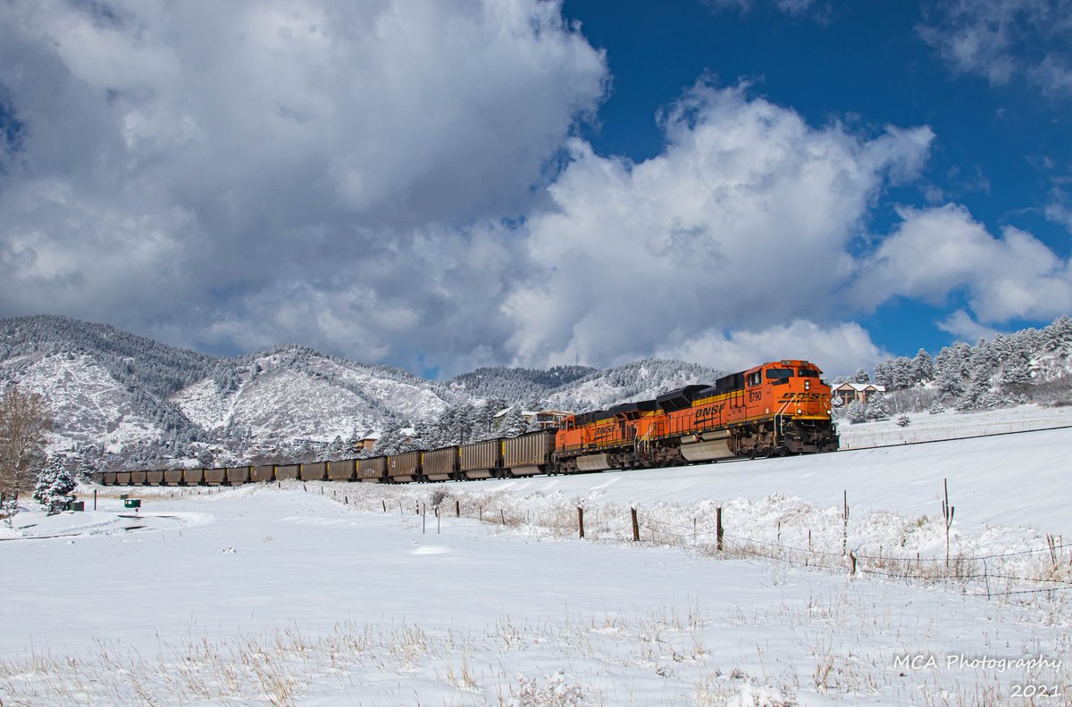 mca_photography's tweet photo. Long overdue for a #traintuesday post, so here's one of a @BNSFRailway coal load cresting the #PalmerDivide at #PalmerLake on its way south down the #Colorado #JointLine.
#train #railroad #bnsf #bnsfrailway https://t.co/zly59UU9rx