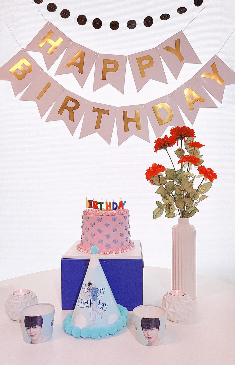 Syaliza_along's tweet photo. December ..Our Birthday Month 🎂🥰
10 dec & 13 dec
I love you Kang Daniel
Cake birthday same like Kang Daniel birthday Cake 🤭
✨✨ #DANITYSELCADAY ✨✨
#KANGDANIEL #강다니엘 @konnect_danielk https://t.co/l1IDywMOhe