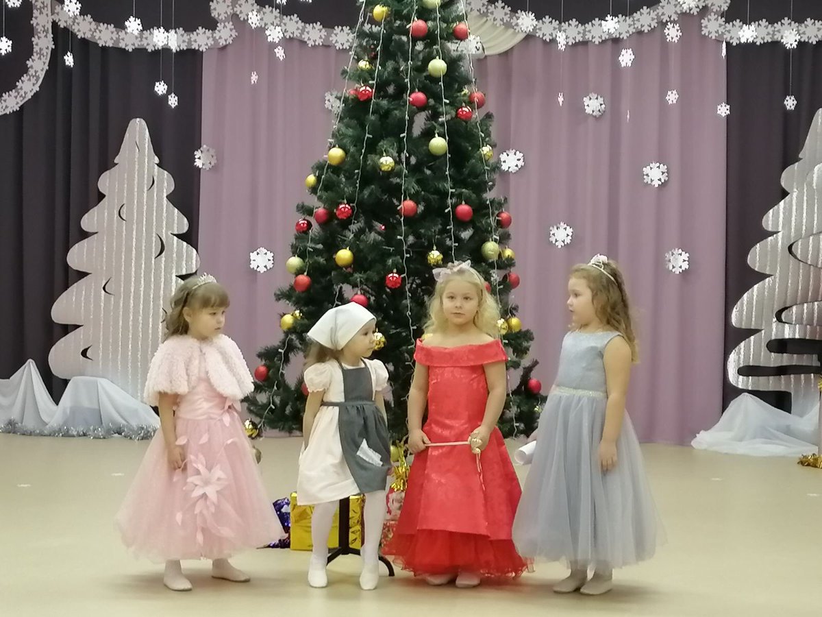 Сказка начинается, Все мечты сбываются, Елка радует ребят, Всюду огоньки горят, А волшебник Дед Мороз Всем подарочки принес!