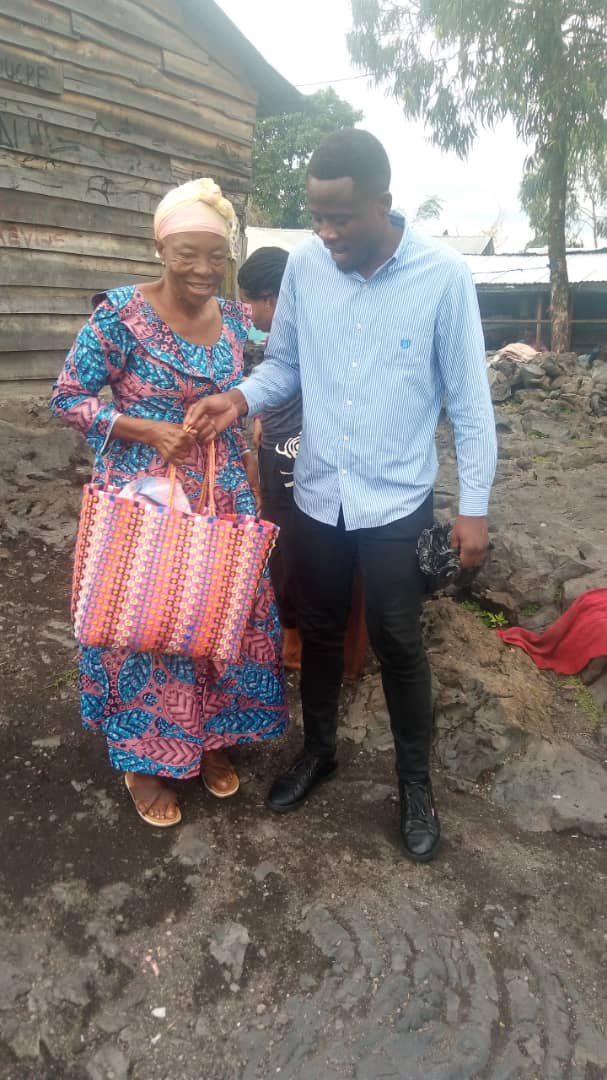 JUCOadvocate's tweet photo. We first met Croyance in Tanzania at our camp in 2017. She is now a RS Jr at Barclay College. 
She raised over $1000 to buy food for the holidays for the women and children of her village affected by war in the DRC (Congo). Last week they handed it out.

Be like Croyance. https://t.co/f7vlEvLT50