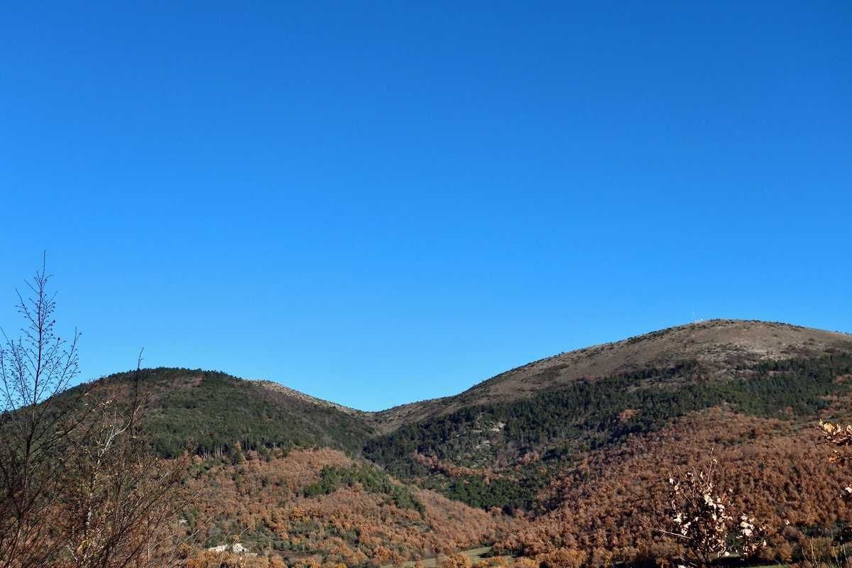 From my hikes…

When the sky is clear over the hills.

Monte Tezio - #Umbria 

Have a good day!

#hiking 
#hikingadventures 
#nature 
#naturelovers