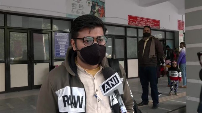 ndtv's tweet photo. #Delhi | Resident doctors of #SafdarjungHospital continue their strike against the delay in #NEETPG counselling.

"We're facing problems in getting medical treatment here, but doctors are raising valid demands after working through #COVID19," says a patient's relative.

(ANI) https://t.co/bCgNqddO5R