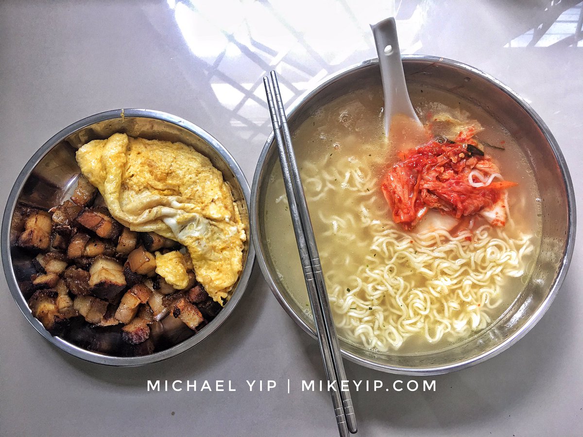 mikeyipdotcom's tweet photo. Something not #DaruratBanjir related. Home cooked meal cause #WFH.
#ramen with #kimchi , #caramalizedroastpork and #friedegg in pork lard.
#nonhalal #mikeyipdotcom #mikeyipcooks #mikeyipkitchen #haramlunch https://t.co/1olx3ioLqY
