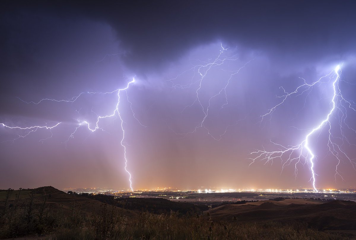 Imanolzuaznabar's tweet photo. Mi trabajo en fotografía nocturna este 2021 resumido en estas cuatro imágenes. https://t.co/gxY3CNALrC