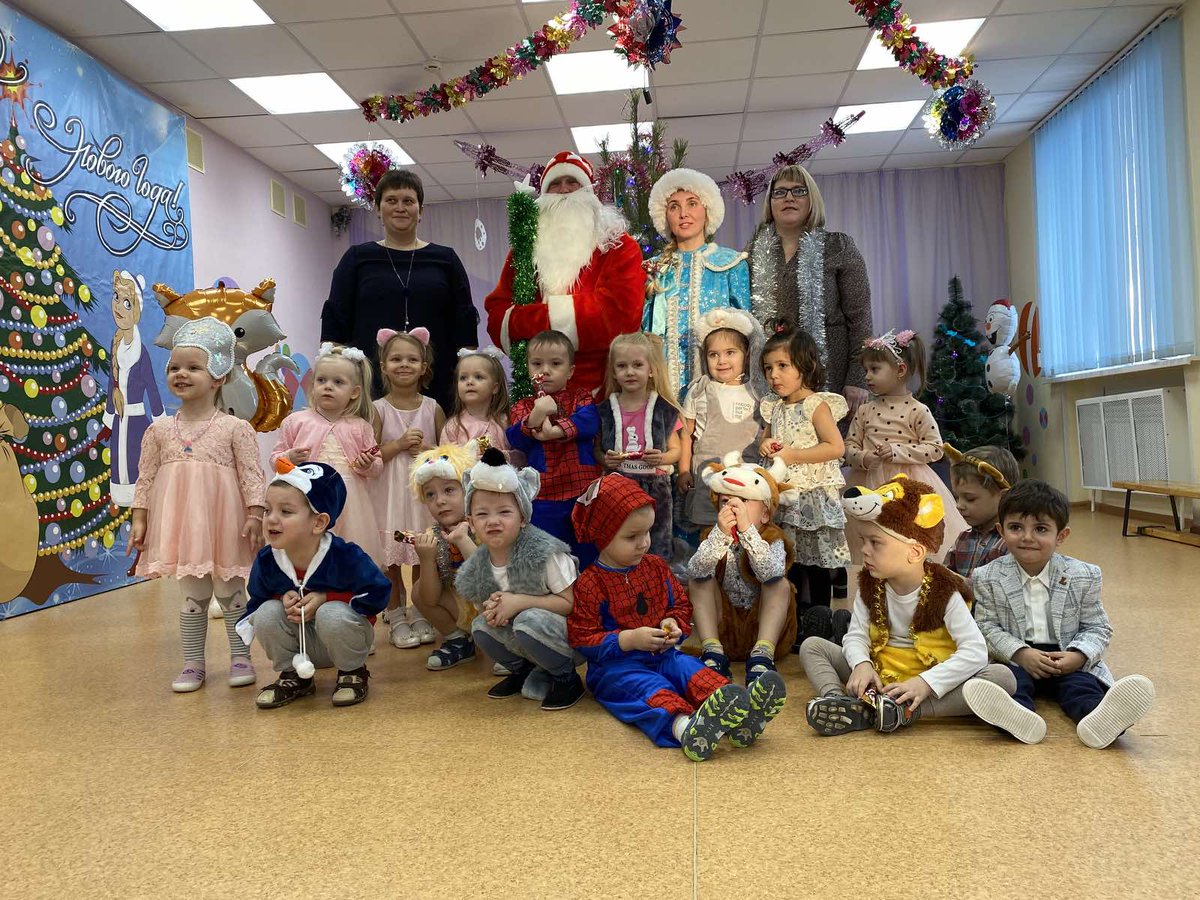 Новый год — праздник волшебства! Педагоги постарались на славу! Утренники доставили радость и удовольствие не только детям, но и родителям, которые в этом году смогли посмотреть на выступление детей. Желаем всем новогоднего праздничного настроения и надеемся на сотрудничество!