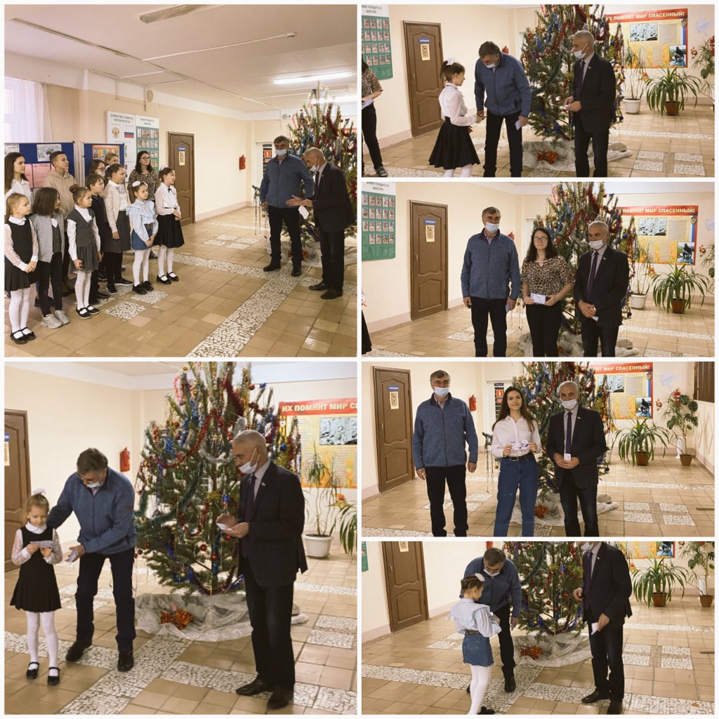 Традиционно под Новый Год наши шефы в лице директора ООО"СвязьСтройМонтаж" Трофимова А.И. награждают денежной премией отличников и победителей конкурсов школы.