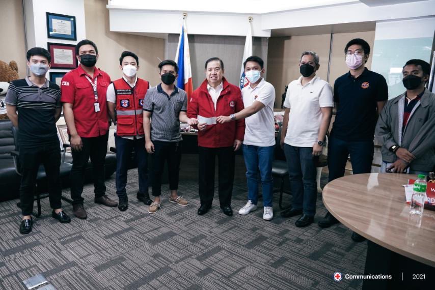 philredcross's tweet photo. ๐ LOOK: Representatives from the @upsilonsigmaphi Fratnernity handed over a cheque to Philippine Red Cross Chairman Sen. @DickGordonDG to help our countrymen recover from the onslaught of Typhoon #OdettePH
#UpsilonCares
#OperationOdette2021
#IStandWithPHRedCross https://t.co/L36gz5uB6H