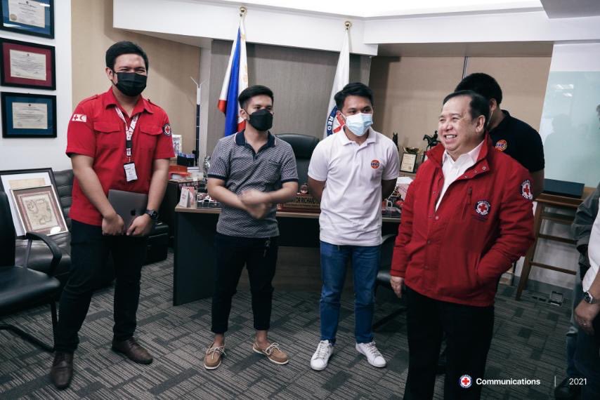 philredcross's tweet photo. ๐ LOOK: Representatives from the @upsilonsigmaphi Fratnernity handed over a cheque to Philippine Red Cross Chairman Sen. @DickGordonDG to help our countrymen recover from the onslaught of Typhoon #OdettePH
#UpsilonCares
#OperationOdette2021
#IStandWithPHRedCross https://t.co/L36gz5uB6H