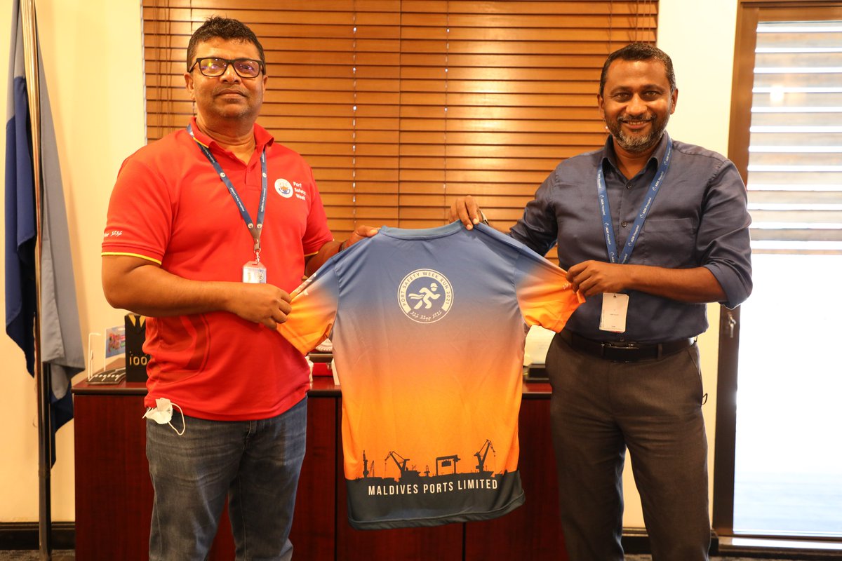 Portmv's tweet photo. CEO @shahid2742 handed over #PortSafetyWeek & #SafetyWeekRun Jersey to @ADKHospital MD @ahmedafaal, as he will be participating in #PortSafetWeekRun. https://t.co/qg84I8x7iJ