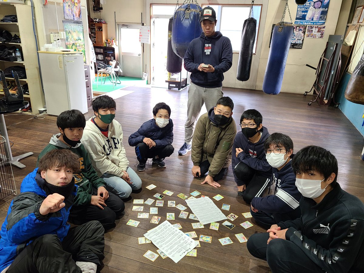 marukies131's tweet photo. 大掃除のあとのカルタ大会！
#三ツ川カルタ https://t.co/IcJpYgflpd