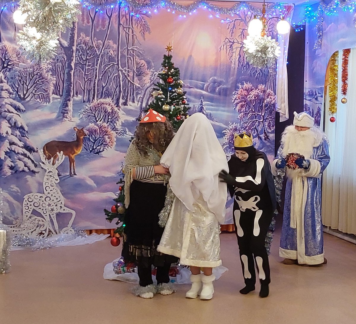 ГБОУ СОШ с.Черноречье СП "Детский сад "Ручеёк"
"Пусть в гости придёт новогодняя сказка, и много сюрпризов, чудес принесёт!
Всегда настроение будет прекрасным, и праздник волшебный продлится весь год!"