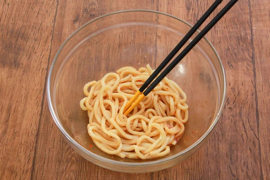 旨辛な味付けがとっても美味しそう！電子レンジで簡単に作れちゃう、お手軽「うどん」レシピ！