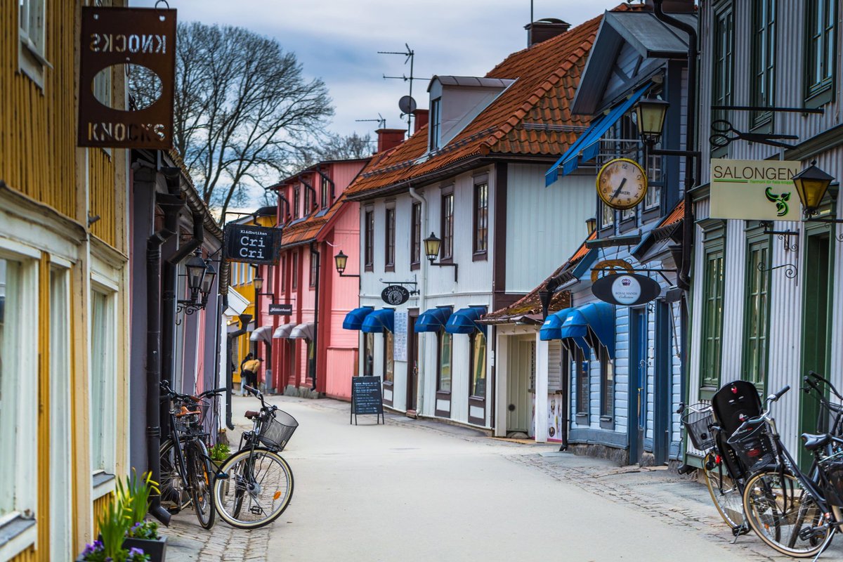 【 の風景】 スウェーデン南西部の町。現存するスウェーデンの町では最古の町として知られている。また、スウェーデン初のキリスト教国家でもある。