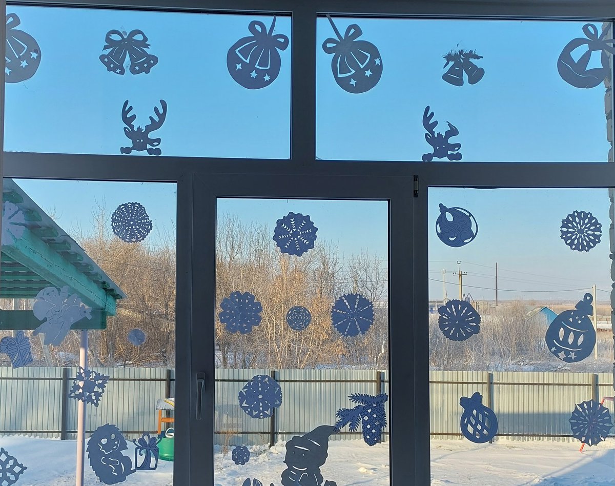 Филиал с.Черноречье "Школа-сад с.Николаевка"
"В детском садике сегодня, словно в сказке новогодней, оживают чудеса:
с зайкой дружится лиса, а на ёлке огоньки, "Ну-ка, ёлочка, гори!"
Дед Мороз нас не морозит, хороводы с нами водит.
Всюду радость, шутки, смех и подарочки для всех!"