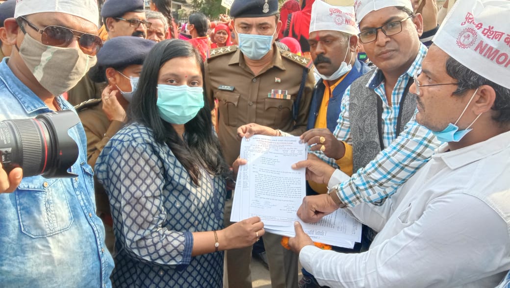 #NPSनिजिकरणधिक्कार
छत्तीसगढ़ राज्य सरकार करो बहाल
#पुरानीपेंशन
छत्तीसगढ़ राज्य का 3 लाख कर्मचारी परिवार जाग गया
लेकर रहेंगे अपना अधिकार
जो पुरानी पेंशन बहाल करेगा राज्य में राज करेगा
<a href="/bhupeshbaghel/">Bhupesh Baghel</a> 
<a href="/ChhattisgarhCMO/">CMO Chhattisgarh</a> 
<a href="/TS_SinghDeo/">T S Singhdeo</a> 
<a href="/MohanMarkamPCC/">MOHAN MARKAM</a> 
<a href="/vijaykbandhu/">Vijay Kumar Bandhu</a> 
<a href="/CGCPEWU_NMOPS/">official_cgcpewu_nmops96649</a>