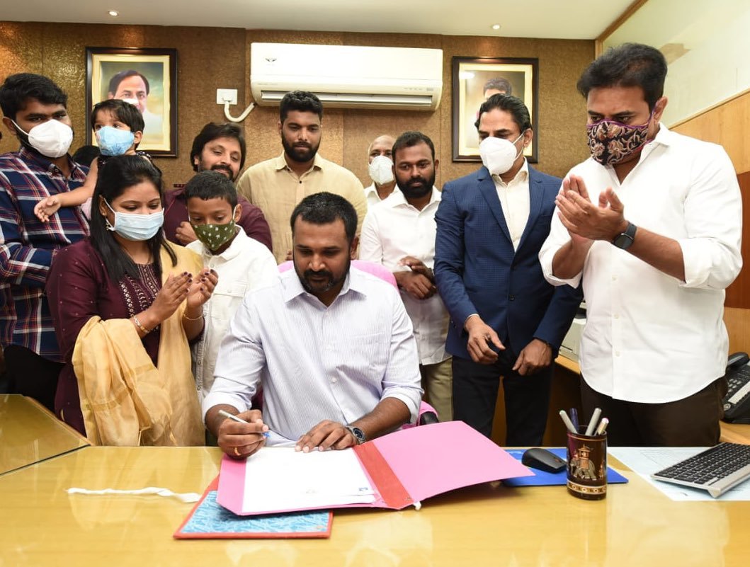 BRSparty's tweet photo. తెలంగాణ స్టేట్ మినరల్ డెవలప్మెంట్ కార్పొరేషన్, తెలంగాణ స్టేట్ టెక్నాలజీ సర్వీసెస్ మరియు తెలంగాణ బివరేజస్ కార్పొరేషన్ చైర్మన్లుగా బాధ్యతలు స్వీకరించిన శ్రీ మన్నె క్రిశాంక్, శ్రీ పాటిమీది జగన్మోహన్ రావు, శ్రీ గజ్జెల నగేష్ లను అభినందించిన మంత్రులు శ్రీ @KTRTRS, శ్రీ @VSrinivasGoud. https://t.co/ej1fuRWwab