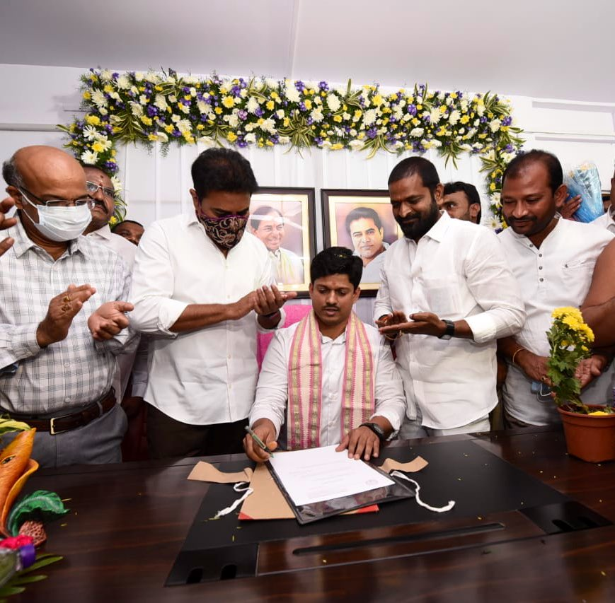BRSparty's tweet photo. తెలంగాణ స్టేట్ మినరల్ డెవలప్మెంట్ కార్పొరేషన్, తెలంగాణ స్టేట్ టెక్నాలజీ సర్వీసెస్ మరియు తెలంగాణ బివరేజస్ కార్పొరేషన్ చైర్మన్లుగా బాధ్యతలు స్వీకరించిన శ్రీ మన్నె క్రిశాంక్, శ్రీ పాటిమీది జగన్మోహన్ రావు, శ్రీ గజ్జెల నగేష్ లను అభినందించిన మంత్రులు శ్రీ @KTRTRS, శ్రీ @VSrinivasGoud. https://t.co/ej1fuRWwab