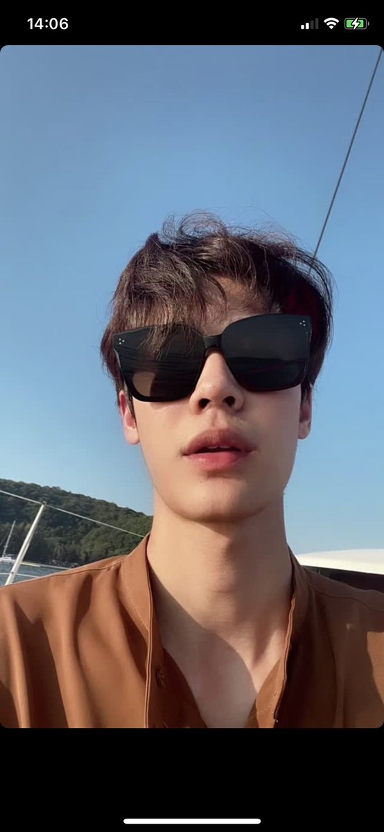 dewndreamm's tweet photo. ดีใจที่ซื้อให้���ล้วยังใช้อยู่เลย  หล่อมากคับ 🕶 
#เป็นทุกอย่างให้เจสุ #dew_jsu https://t.co/V3vVNLLlEi