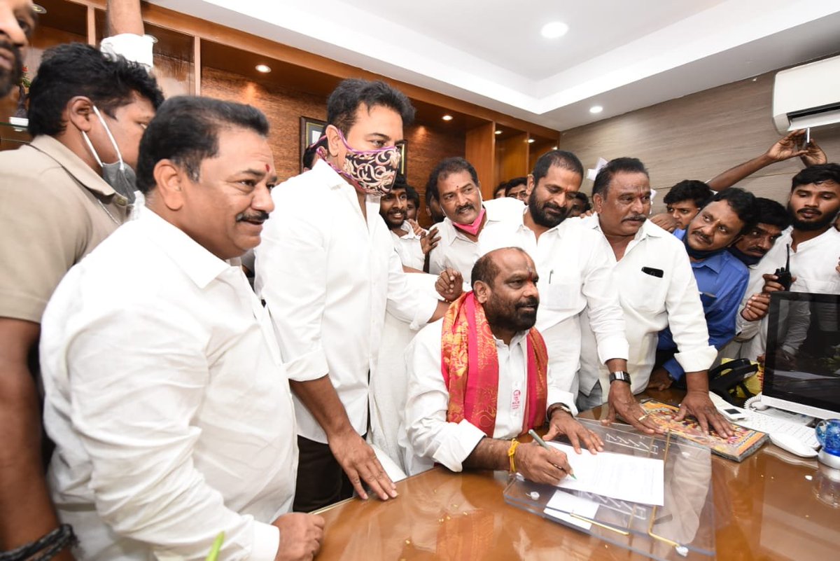 BRSparty's tweet photo. తెలంగాణ స్టేట్ మినరల్ డెవలప్మెంట్ కార్పొరేషన్, తెలంగాణ స్టేట్ టెక్నాలజీ సర్వీసెస్ మరియు తెలంగాణ బివరేజస్ కార్పొరేషన్ చైర్మన్లుగా బాధ్యతలు స్వీకరించిన శ్రీ మన్నె క్రిశాంక్, శ్రీ పాటిమీది జగన్మోహన్ రావు, శ్రీ గజ్జెల నగేష్ లను అభినందించిన మంత్రులు శ్రీ @KTRTRS, శ్రీ @VSrinivasGoud. https://t.co/ej1fuRWwab