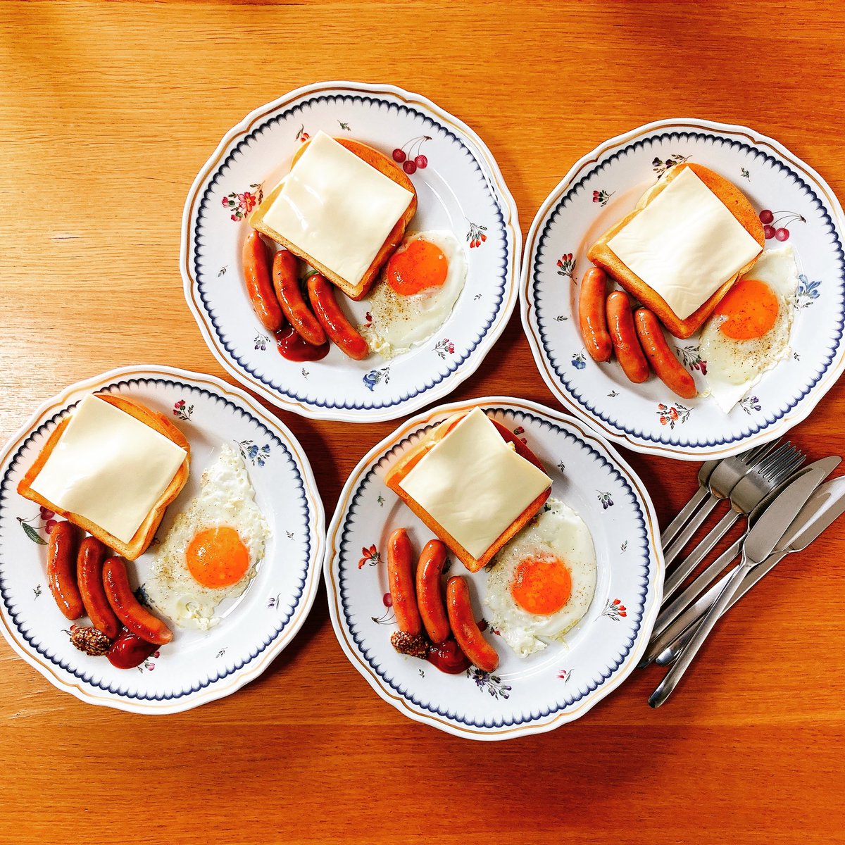 Cookdad_K's tweet photo. 昨日で仕事を納め、今朝はゆっくりバーミキュラフライパンで目玉焼き🍳

#vermicular 
#バーミキュラ
#バーミキュラフライパン
#鉄フライパン https://t.co/VUrtqjf7kX