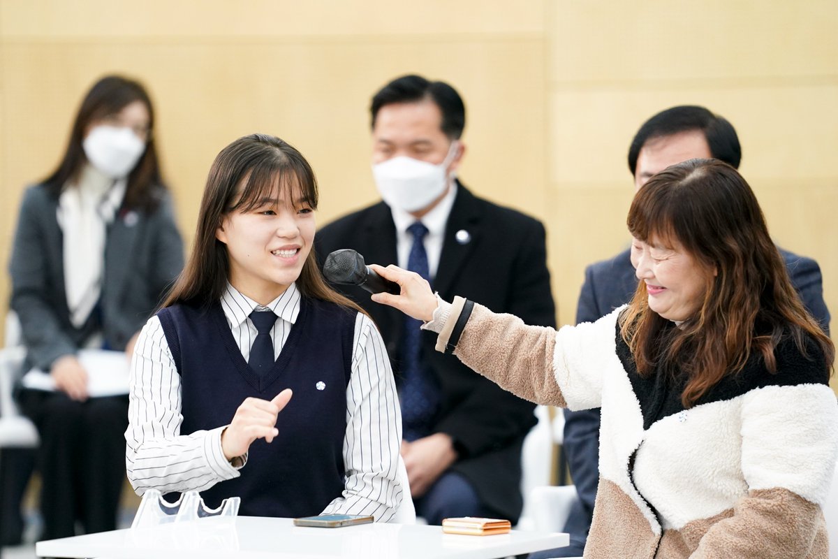 장애 학생들의 생애주기별
통합지원체계를 강화하고,
직업교육 기반 확충과
일자리 창출을 위해서 노력하겠습니다.
다시는 특수학교 설립을 위해
학부모들이 무릎을 꿇어야 하는 일이
없도록 정부부터 최선을 다할 것입니다.

- 2021.12.29. 공주대 부설 특수학교 설립 간담회
www1.president.go.kr/articles/11698