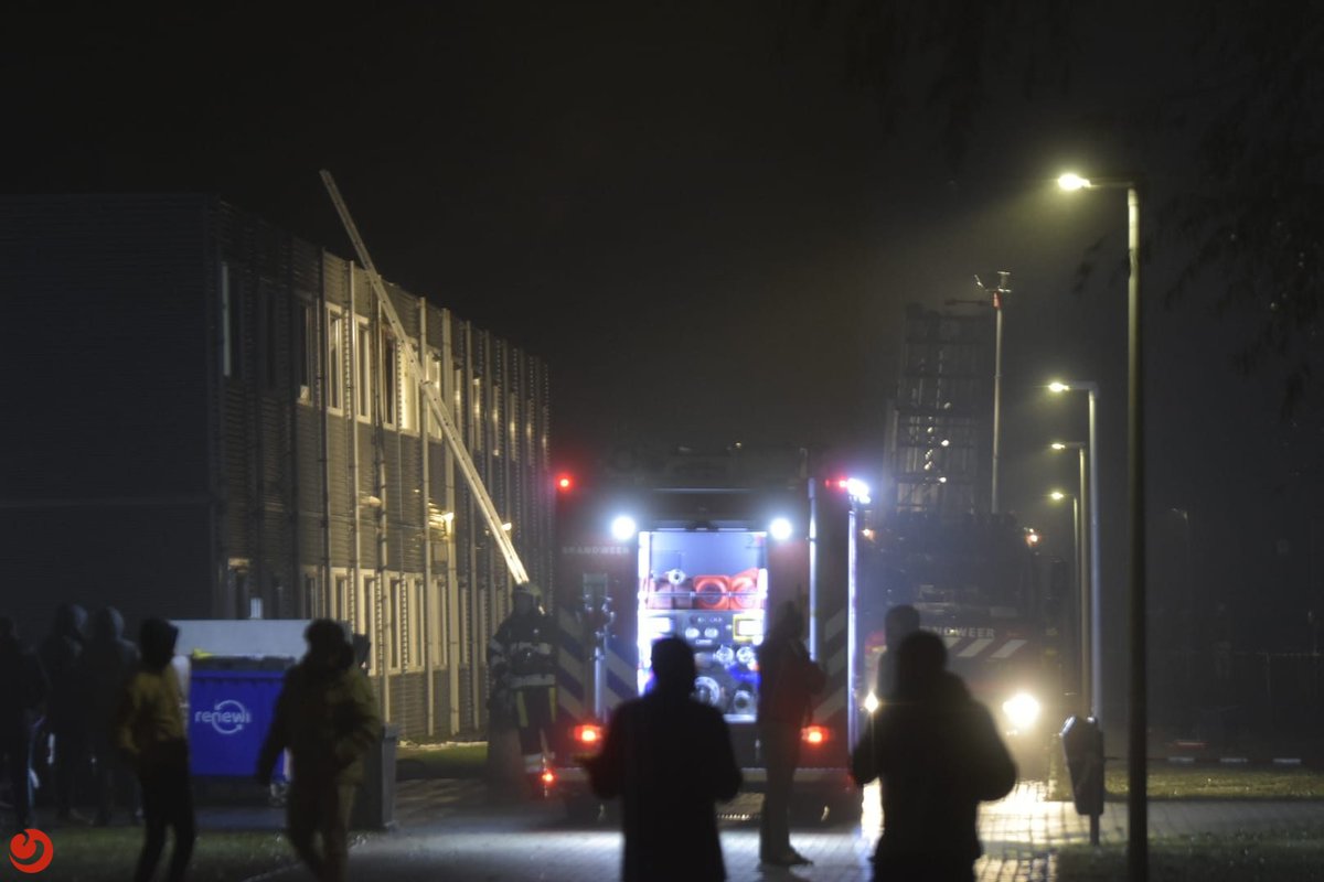 112Fryslan's tweet photo. Aanhouding en vijf gewonden bij uitslaande brand in AZC Sneek - SNEEK – Bij een brand in het AZC aan de Jancko Douwamastraat zijn in de nacht van dinsdag op woensdag vijf personen gewond geraakt... - https://t.co/sHmcFizpja https://t.co/9buS66PozH
