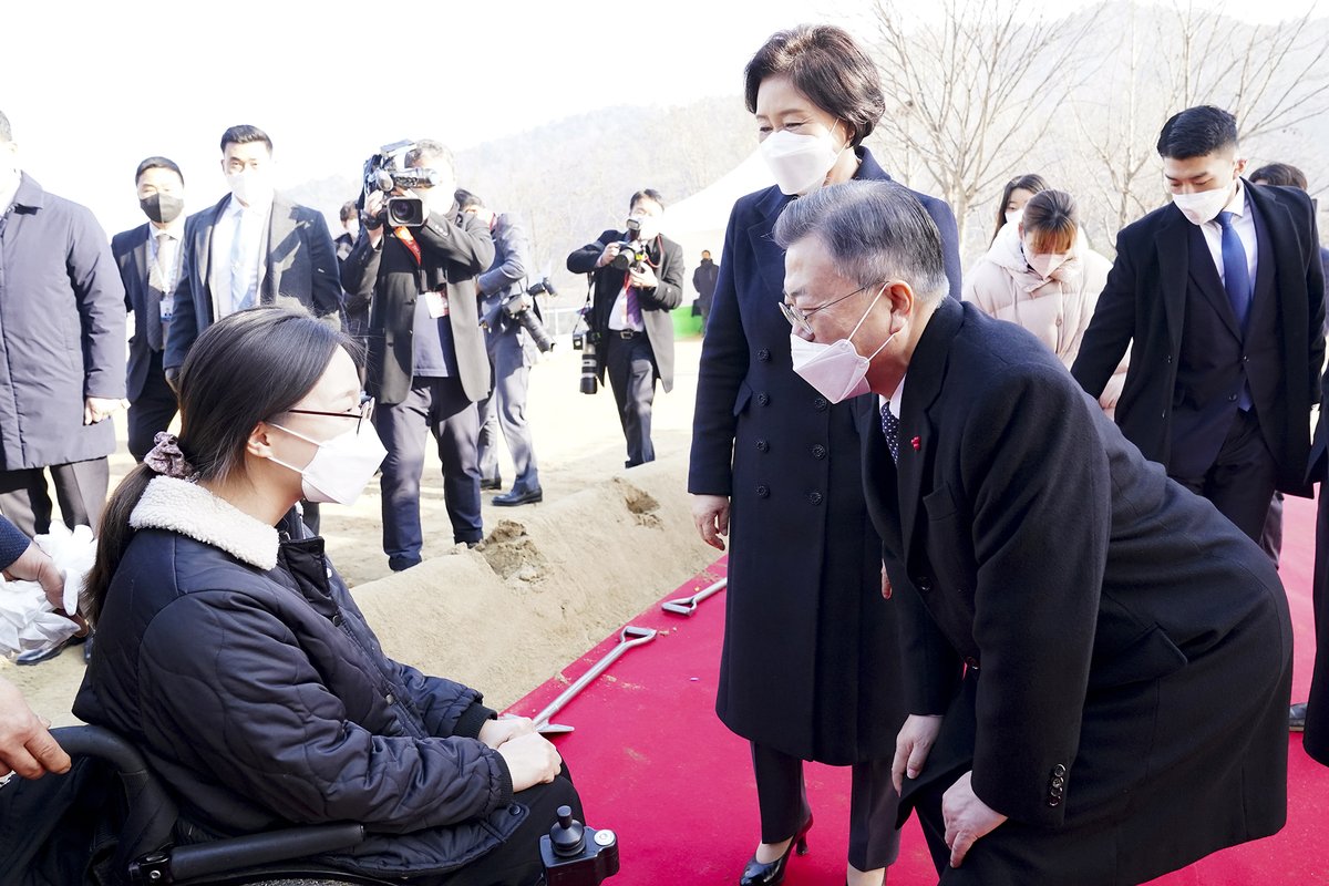 드디어 우리나라 최초의 
국립대학 부설 특수학교가 오늘 
공주대학교에서 첫걸음을 시작합니다.
2024년 3월이면 공주대 부설 
특수학교에 교육을 열망하는 
전국의 장애 학생들이 모일 것입니다.
디지털과 문화 콘텐츠, 마케팅과 
바이오산업 분야 등에서 
저마다의 꿈을 키워 나갈 것입니다.