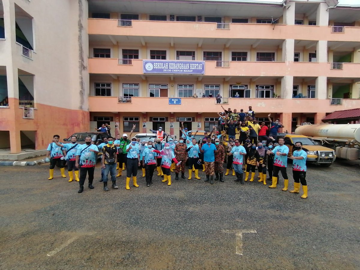 29.12.2021 - <a href="/JKRPAHANG/">JKR PAHANG</a>, <a href="/jkrmaran/">JKRMaran</a>, pasukan Bomba Maran dan Bomba Triang bersama bergotong royong membantu membersih SK Kertau, Chenor, Maran yang terjejas banjir.

#jkrprihatin

<a href="/MOWorks/">でやんす</a>
<a href="/JKRMalaysia/">JKR Malaysia</a>
<a href="/IrHafizah/">Hafizah</a>
<a href="/irAhmadAzizi1/">irAhmadAzizi</a>
<a href="/SablyMohd/">Mohd Sably</a>