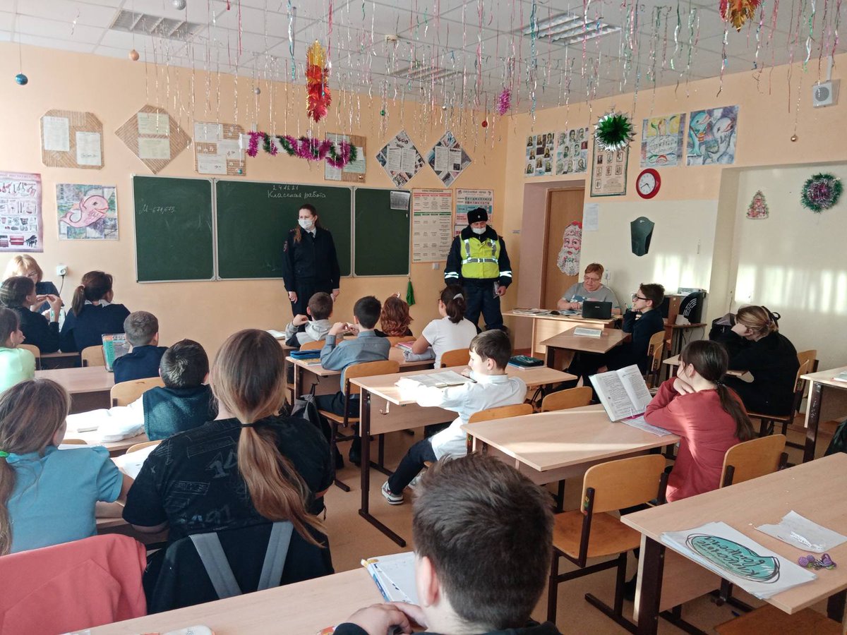 27.12.2021г. для учащихся ГБОУ СОШ № 2 с.Обшаровка прошла "Классная встреча" с инспектором БДД ОГИБДД МВД России по Приволжскому району капитаном полиции Сергеевой Евгенией и инспектором ДПС ГИБДД лейтенантом полиции Буяновым Александром.