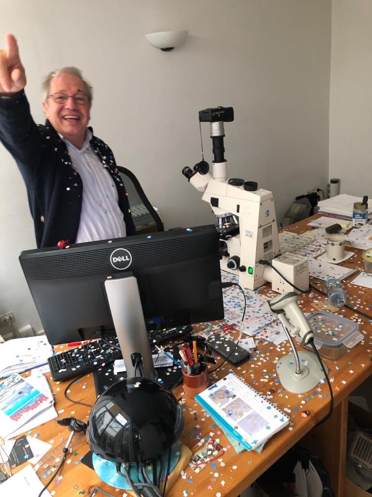 SMPFvox's tweet photo. 🐝#1000visagesdepathologistes« la meilleure manière de connaître la vraie satisfaction, c'est de faire ce que vous considérez comme étant du bon travail. Et la meilleure manière de faire du bon travail, c'est de faire ce que vous aimez » BONNE ANNÉE à tous les #pathologistes 🚀 https://t.co/GXMJquZW2Z