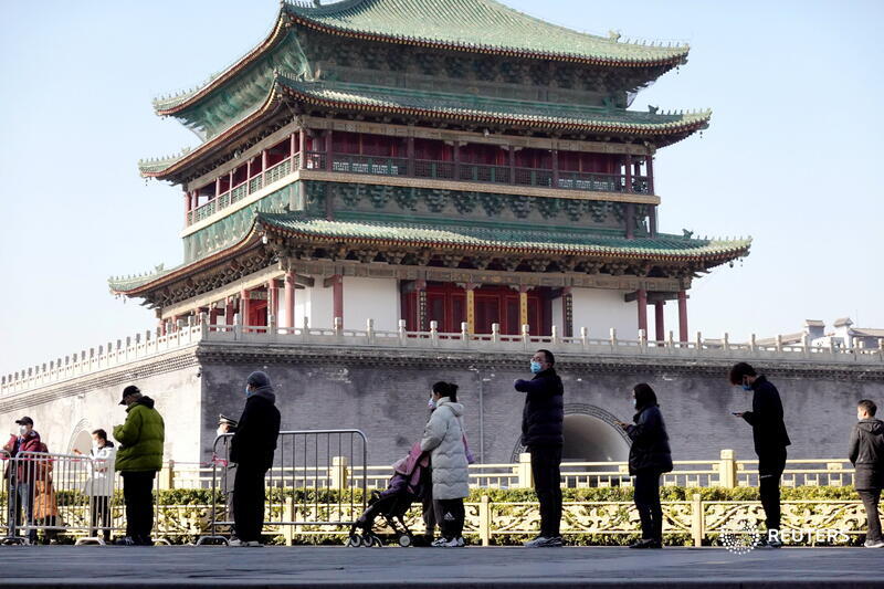 Reuters's tweet photo. A lockdown of 13 million people in the Chinese city of Xian entered its seventh day, with many unable to leave their residential compounds and virtually dependent on deliveries of necessities as new COVID-19 infections persisted https://t.co/a9lucQvtBd https://t.co/PcTeXERSrC