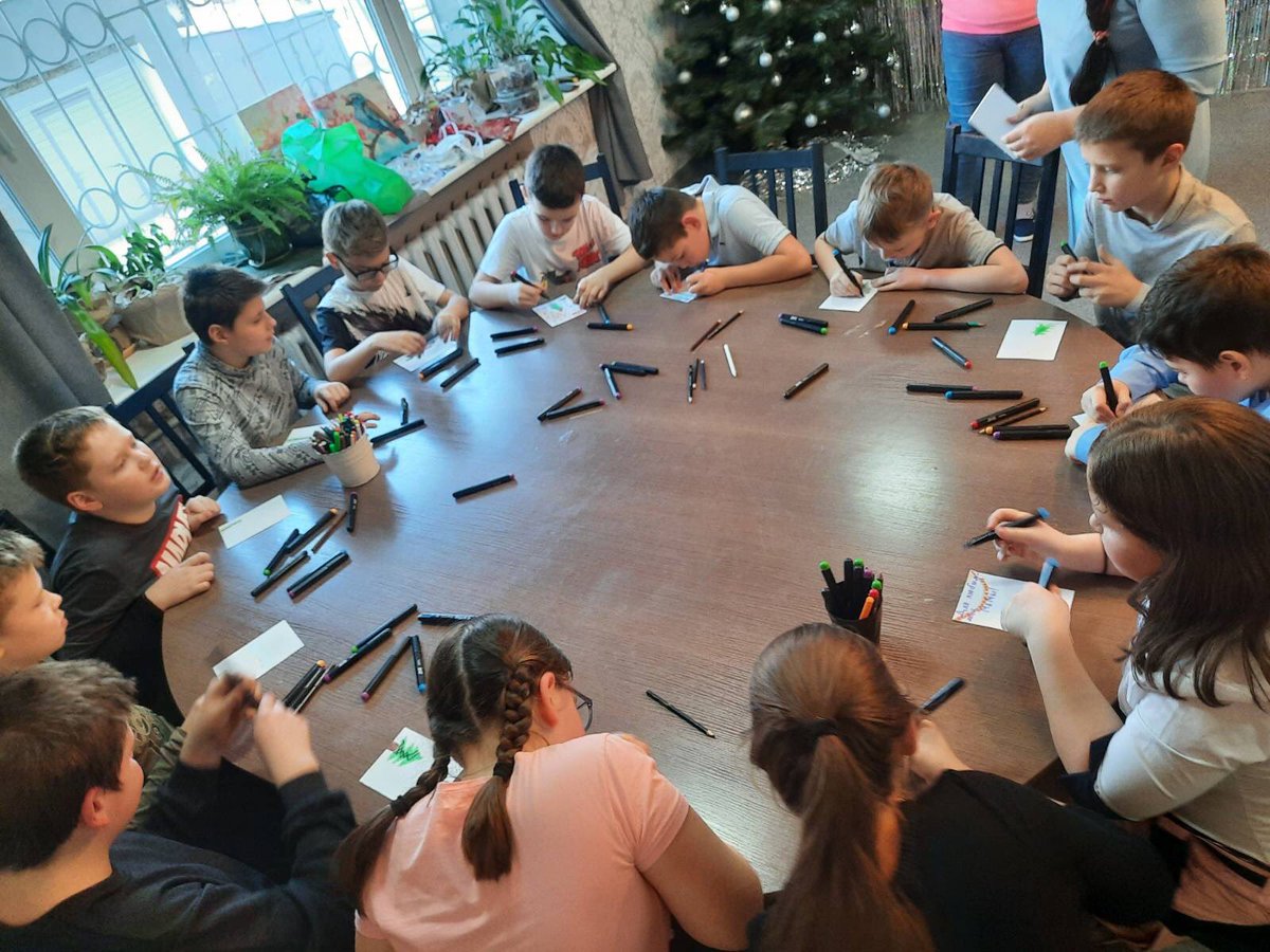 Начались зимние каникулы. Все классы вместе с учителями посещают экскурсии и театры. 1,2,4 классы были в Доме научной коллаборации, 3 класс - на спектакле «Замороженное приключение»