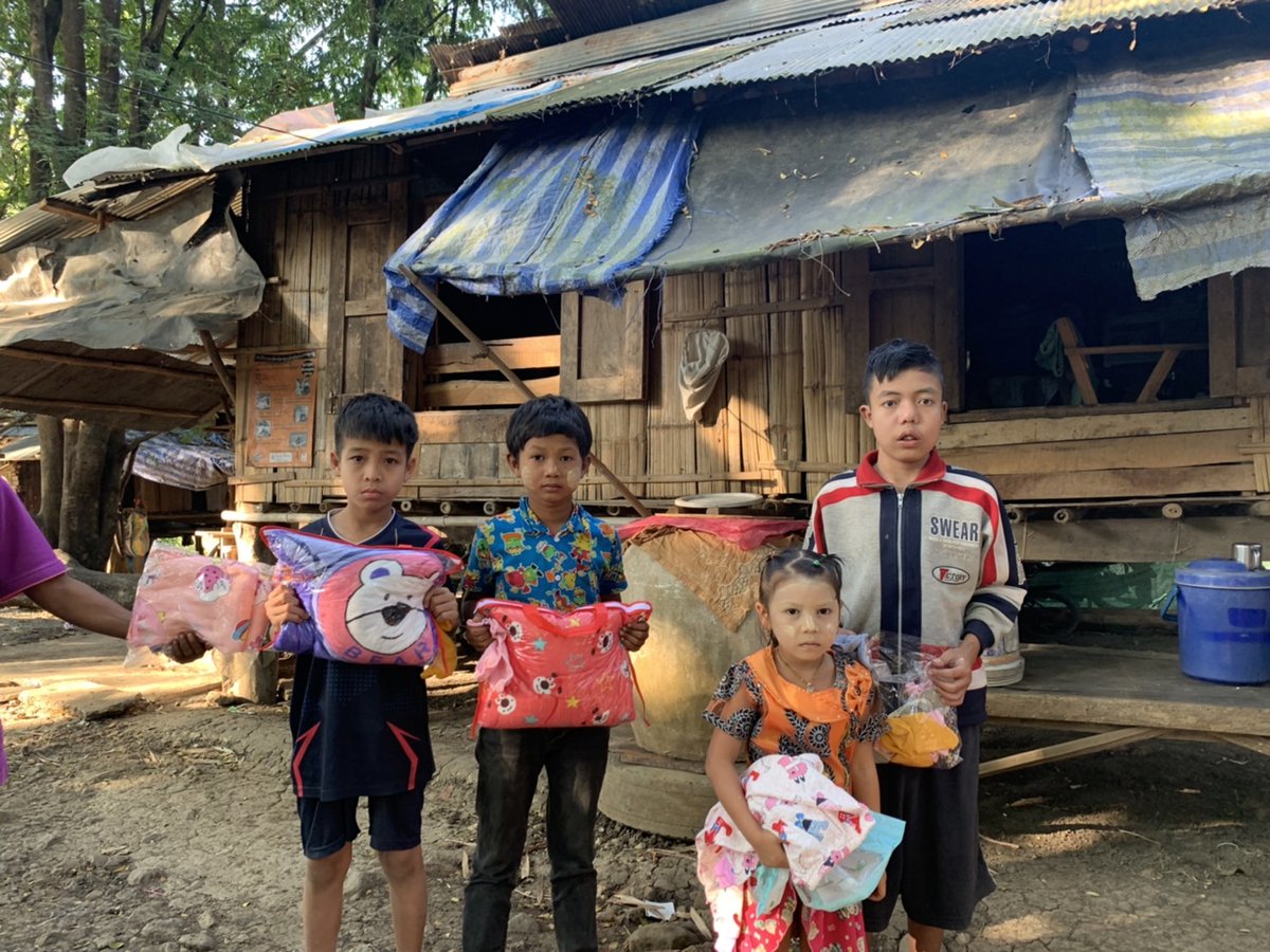 ShadeTreeFound2's tweet image. หน้าหนาวนี้จะไม่อบอุ่นเท่าไหร่ หากไม่มีน้ำใจจากผู้บริจาคที่มอบเสื้อกันหนาวและผ้าห่มให้กับน้องๆ หนูๆ ในโครงการต่างๆ ของมูลนิธิร่มไม้ ขอให้ผู้ให้มีความสุขยิ่งกว่าผู้รับนะคะ @Pasinee Kanaderm @Pannarai Sojiwisan รวมถึงผู้บริจาคที่ไม่ทราบชื่อทุกท่านด้วยนะคะ🙏🙏